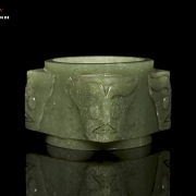 Cong de jade tallado