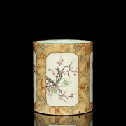 Porcelain Brush Pot ‘Flowers’, with Qianlong Seal - 3