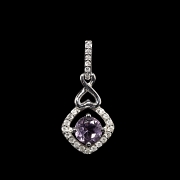 Colgante de oro blanco de 18K con amatista y diamantes