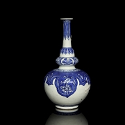 Blue and white porcelain bottle with floral motifs, Qing dynasty - 2