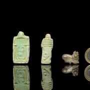 Tres pequeñas figuras talladas, estilo Egipcio