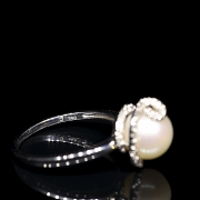 Anillo en oro blanco de 18K con perla y diamantes