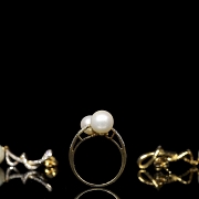 Conjunto de anillo y pendientes de oro amarillo de 18k, perlas y diamantes
