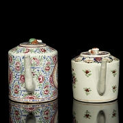Dos teteras de porcelana esmaltada, dinastía Qing
