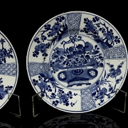 Pareja de platos de porcelana