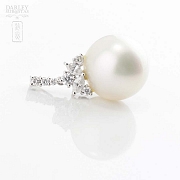 18k白金镶钻石配南洋白珍珠吊坠