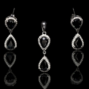 Conjunto de pendientes y colgante en oro blanco 18k con zafiros y diamantes