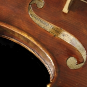 Violín etiquetado en su interior como