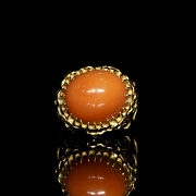 Anillo de oro amarillo de 18k con coral