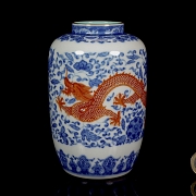 Glazed porcelain vase ‘Dragon’, with Qianlong seal