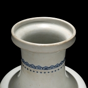 Jarrón de porcelana en azul y blanco 