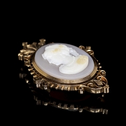 Broche de oro amarillo de 14 k con camafeo