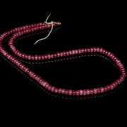 Collar largo de cuentas de rubí