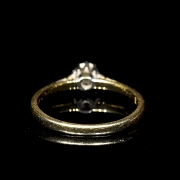 Solitario de oro amarillo de 18K y diamante
