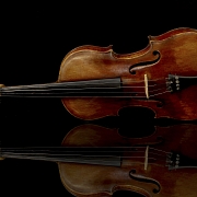 Violín etiquetado en su interior como