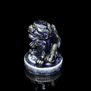 Figura de porcelana azul y blanca 