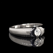 Solitario de oro blanco de 18K con diamante