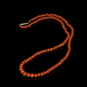 Collar con pequeñas cuentas de coral