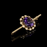 Broche de oro amarillo de 15 kt con amatista y perlas