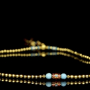 Collar con cuentas policromadas y de metal dorado, Asia, s.XX