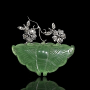 Broche en oro blanco de 18k con jade y diamantes