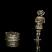 两只浮雕银质药盒，20世纪