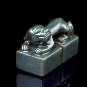 Doble sello de jade verde espinaca 