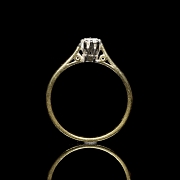 Solitario de oro amarillo de 18K y diamante