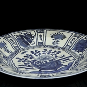 Plato de porcelana azul y blanco, S.XX - 5