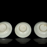 Tres platos de cerámica esmaltada, dinastía Ming