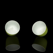 Pareja de tazas de porcelana con esmalte lima, con marca Kangxi