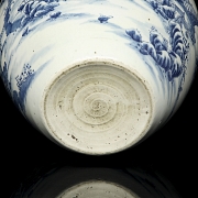 Jarrón de cerámica azul y blanco 