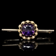Broche de oro amarillo de 15 kt con amatista y perlas