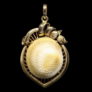 Colgante de oro amarillo de 18 kt con concha, estilo Eduardino