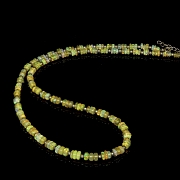 Collar con cuentas de ópalo amarillo