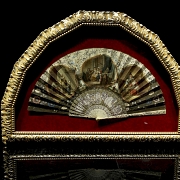 Abanico pericón de hueso con abaniquera,