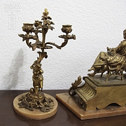 Reloj sobremesa y candelabros - 8