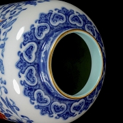 Glazed porcelain vase ‘Dragon’, with Qianlong seal
