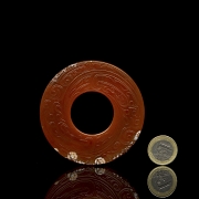 Disco de ágata roja tallada, dinastía Zhou