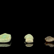 Tres pequeñas figuras talladas, estilo Egipcio