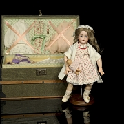 Muñeca con baúl 