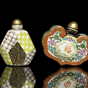 Pareja de botellas de rapé de porcelana esmaltada, con sello Qianlong