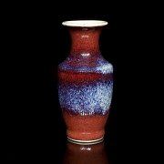 Jarrón de porcelana con vidriado bicolor, dinastía Qing - 3