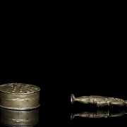 两只浮雕银质药盒，20世纪