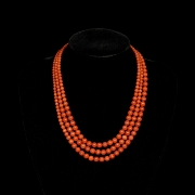 Collar de cuentas de coral y cierre de oro