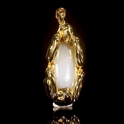 Colgante de jade blanco con montura de metal dorado, dinastía Qing