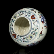 Small polychrome porcelain jar ‘Phoenix’, marked Tianqi
