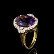 Anillo con amatista y diamantes en oro amarillo de 18K