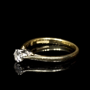 Solitario de oro amarillo de 18K y diamante