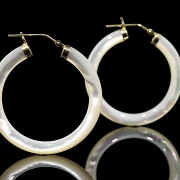 Pendientes de aro en oro amarillo de 18k con nácar